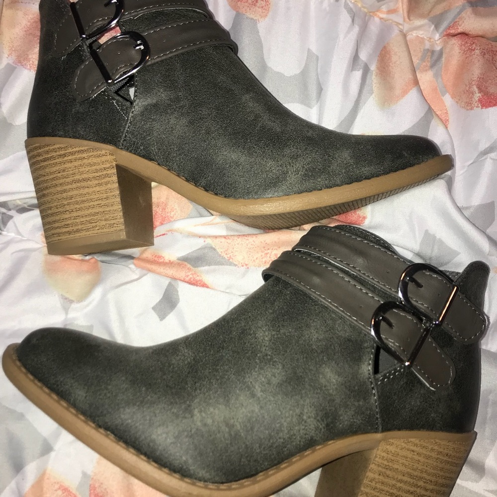 Rue21 gray/olive booties